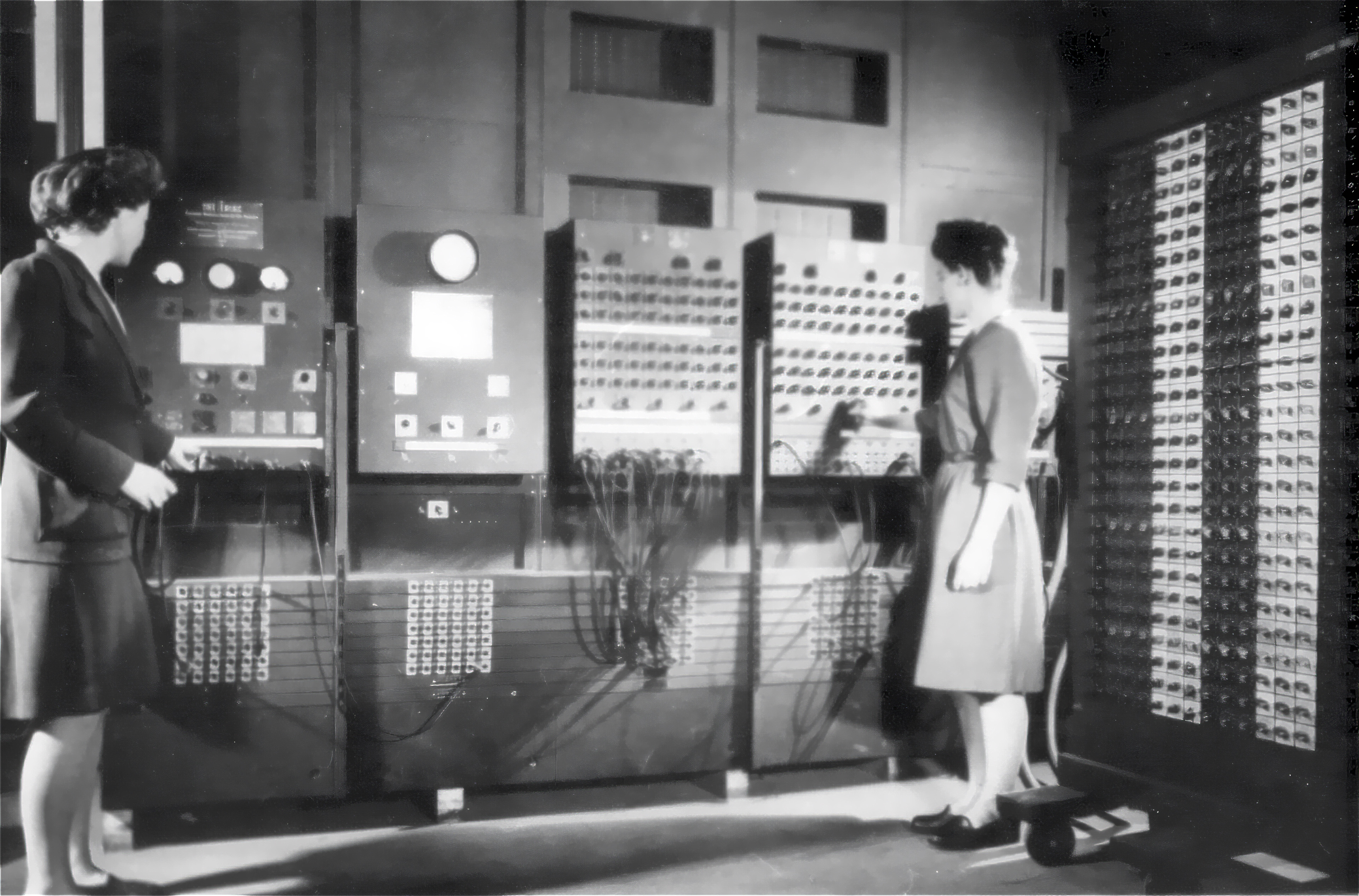 Deux femmes utilisant l’ENIAC