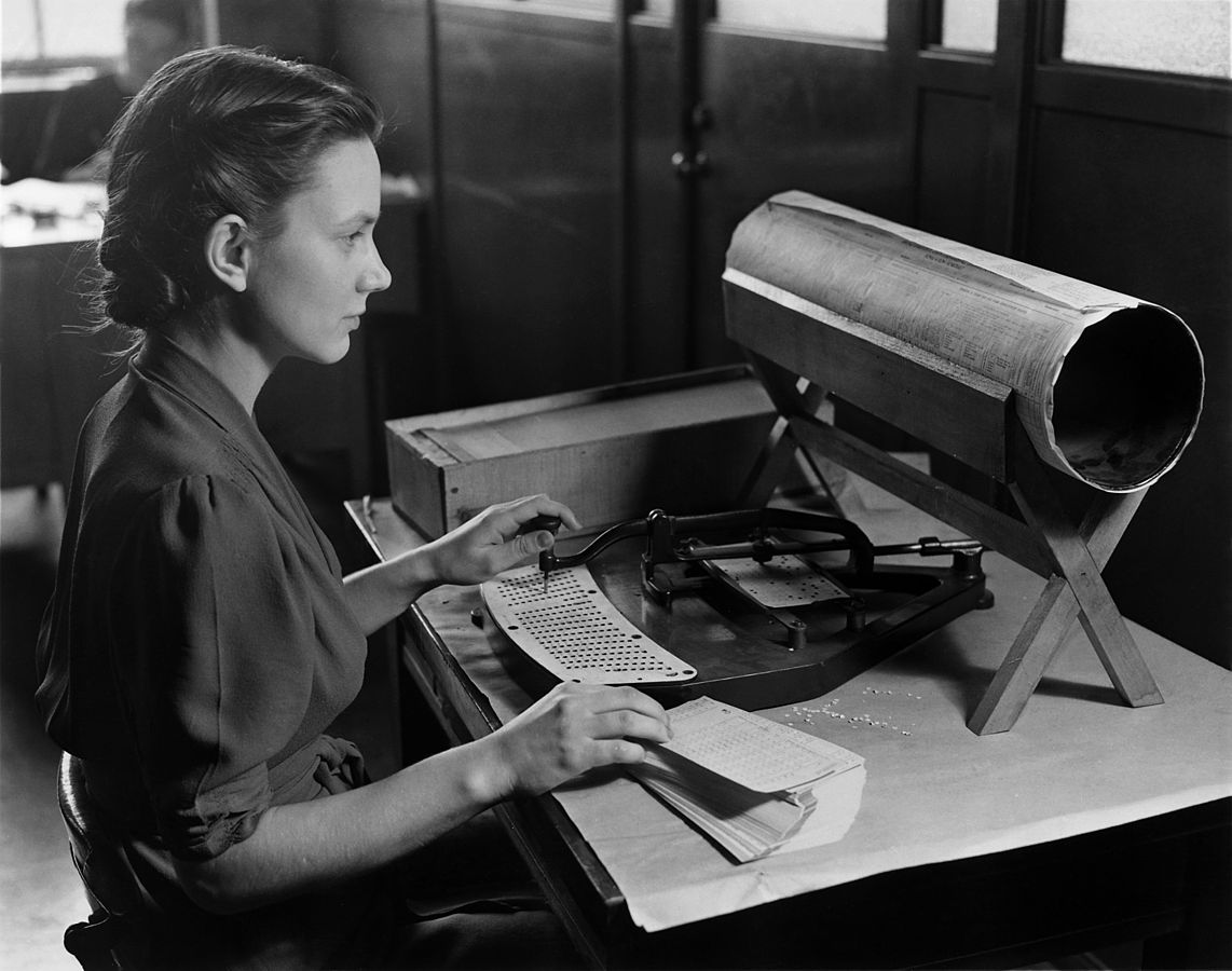 Une femme compile le recensement des États-Unis à l'aide d'un pantographe Hollerith (vers 1940) 