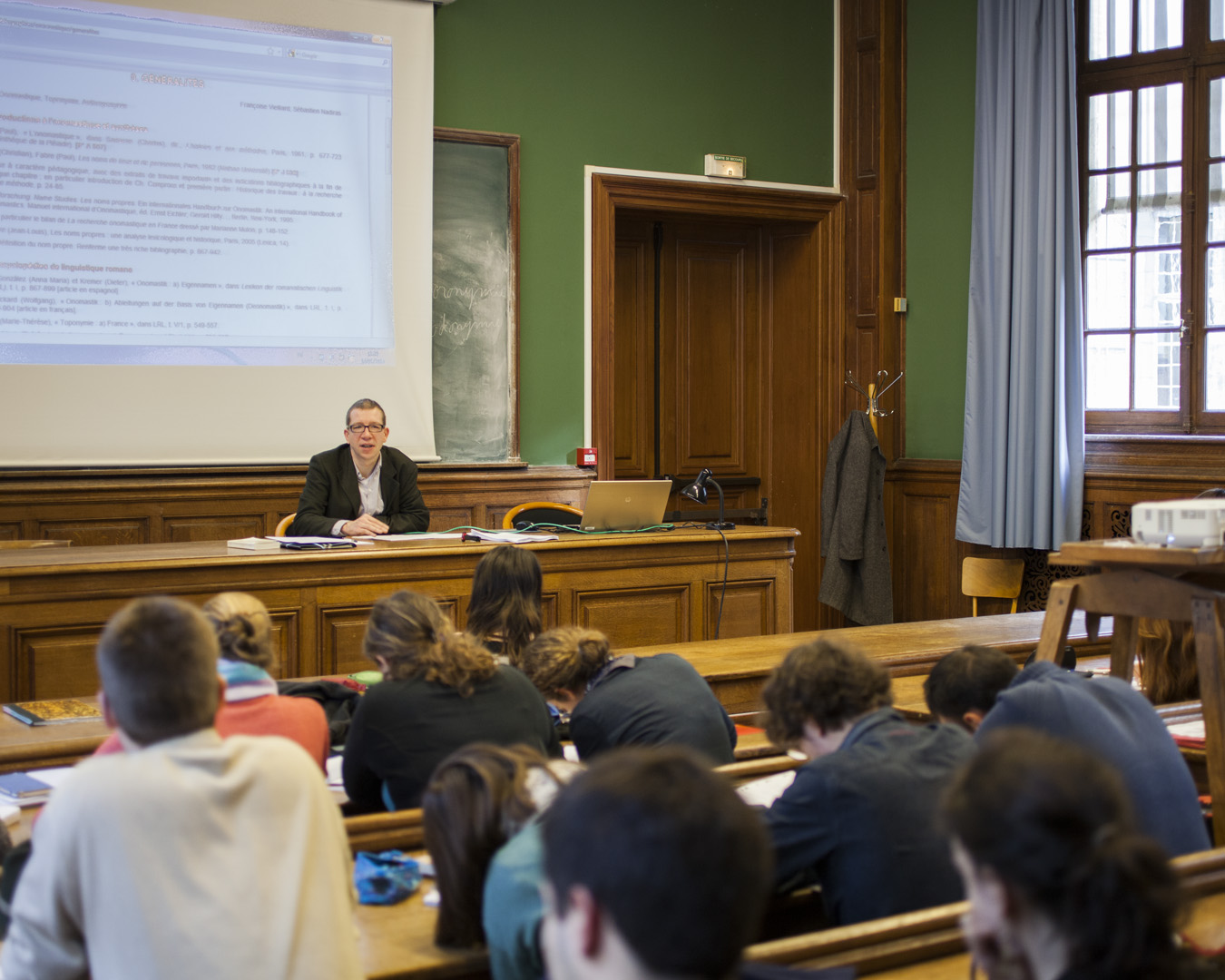 Cours en grande salle à la Sorbonne