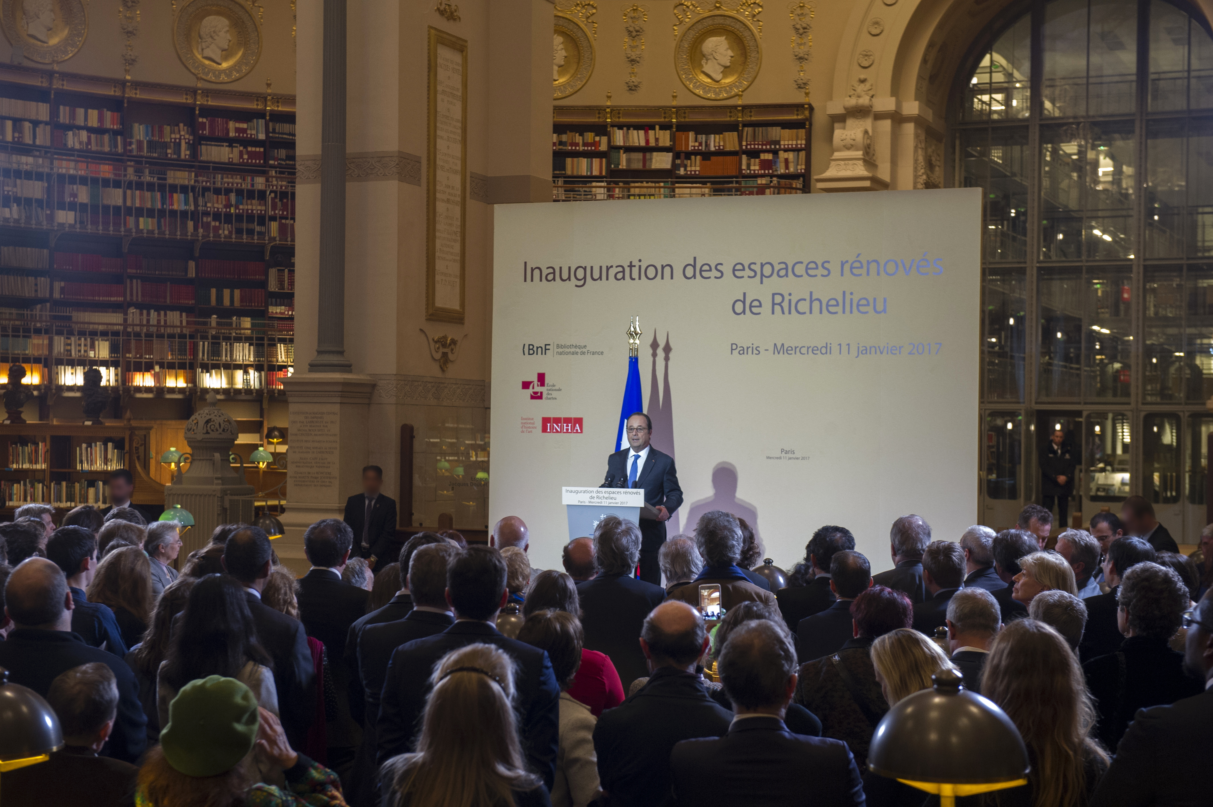 Les invités réunis en salle Labrouste écoutent le discours du président de la République. 