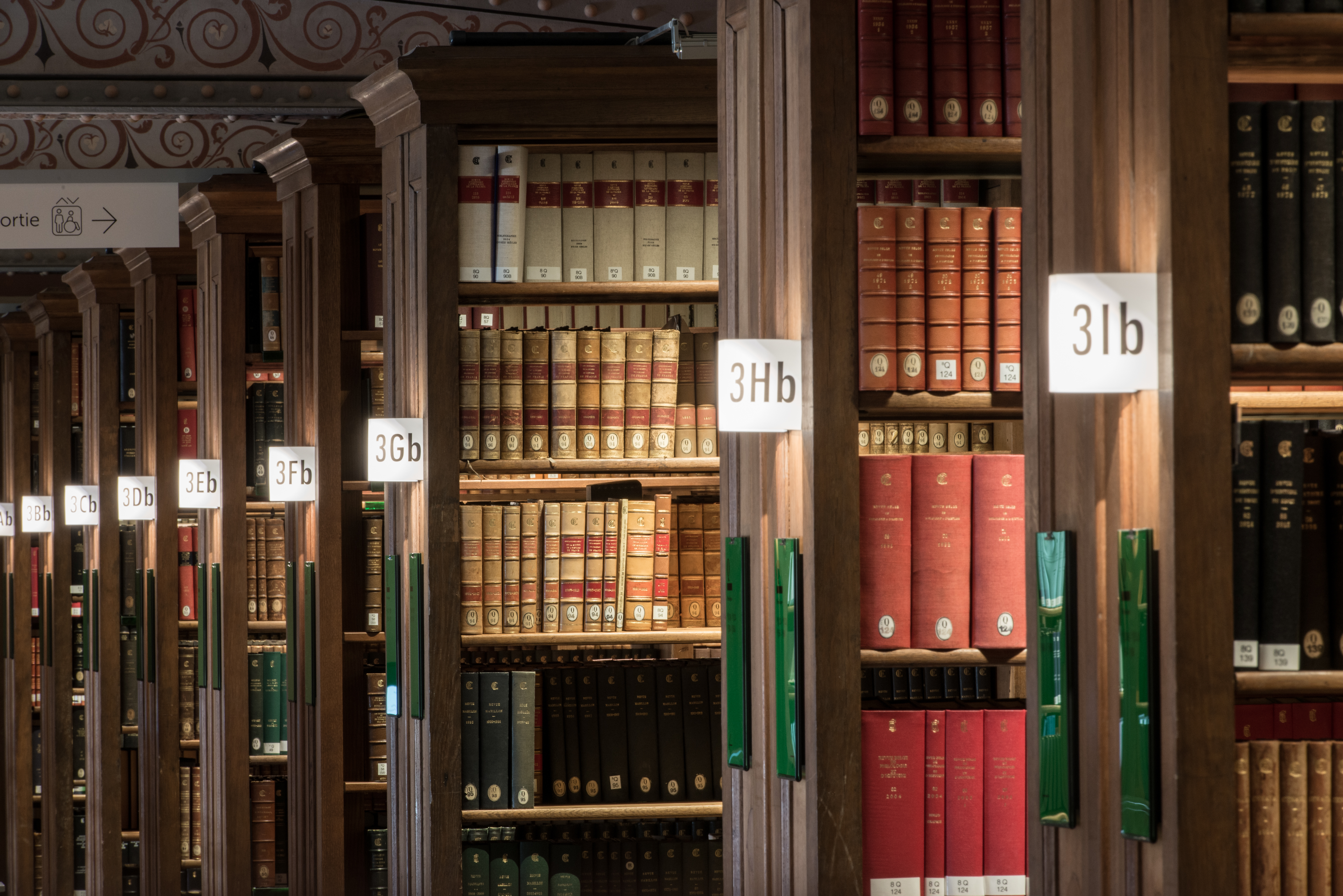 Magasins de la bibliothèque de l'École des chartes, au 12, rue des Petits-Champs 