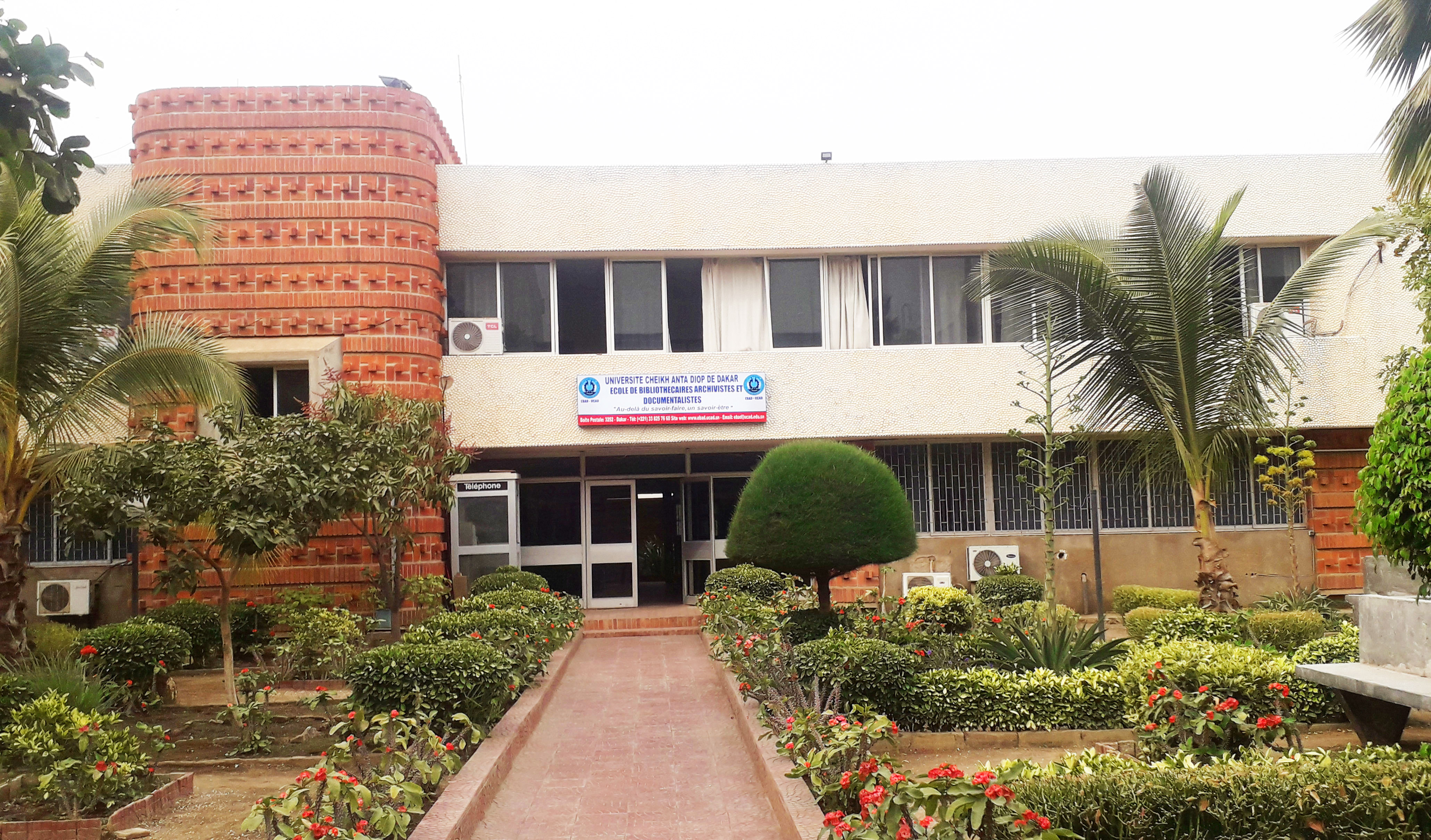 Façade de l’École de bibliothécaires, archivistes et documentalistes (EBAD), à Dakar