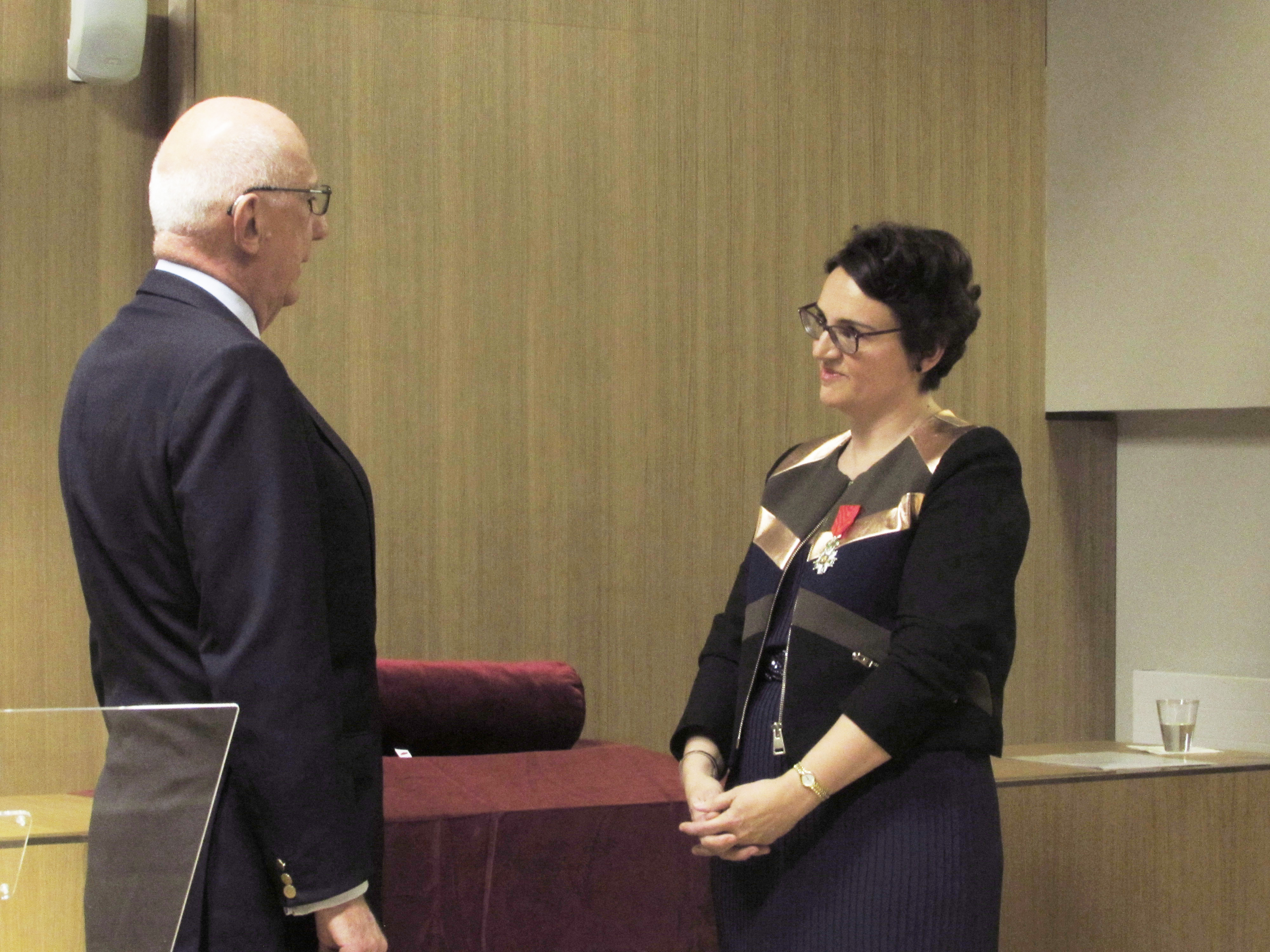 Michelle Bubenicek (prom. 1994) reçoit les insignes de chevalier de la Légion d’honneur