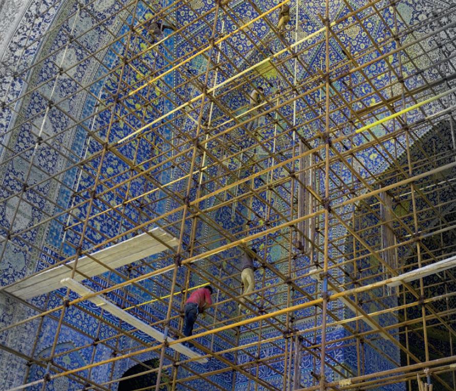 Échafaudage pour la restauration d'un iwan de la mosqué du Chah à Ispahan, A. Mendes, 2017