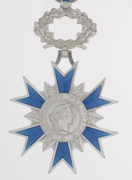 Insigne de l'ordre national du Mérite Avers