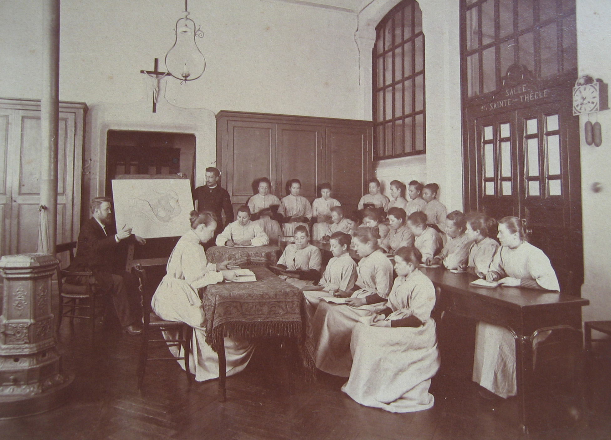 Photographie d'une classe de sages-femmes à la fin du XIXe siècle 