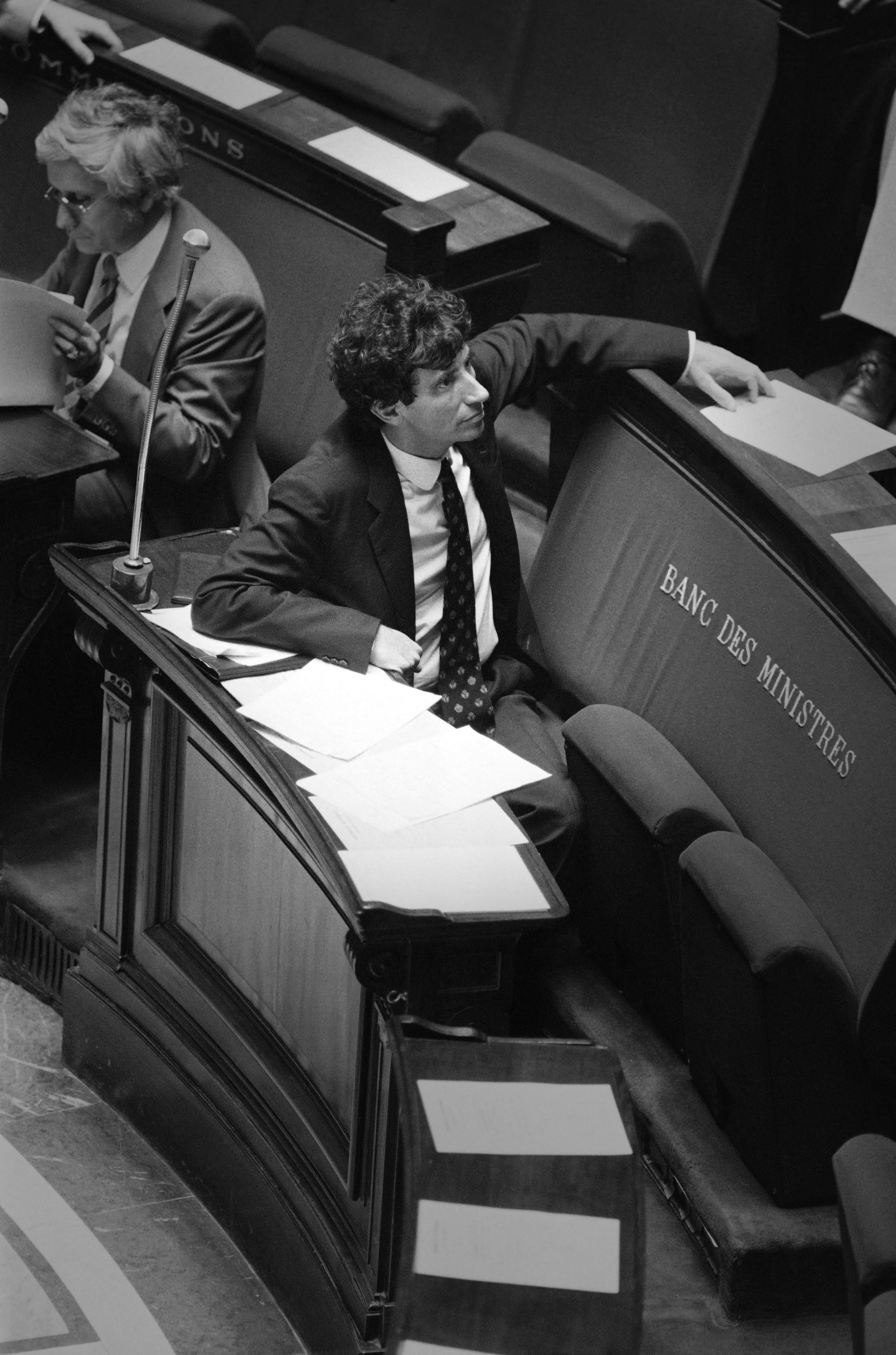 Jack Lang, ministre de la Culture, assis sur le banc des ministres le 30 juillet 1981 à l’Assemblée nationale alors qu’il défend son projet de loi instituant un prix unique du livre. D’après une photographie de Georges Gobet 