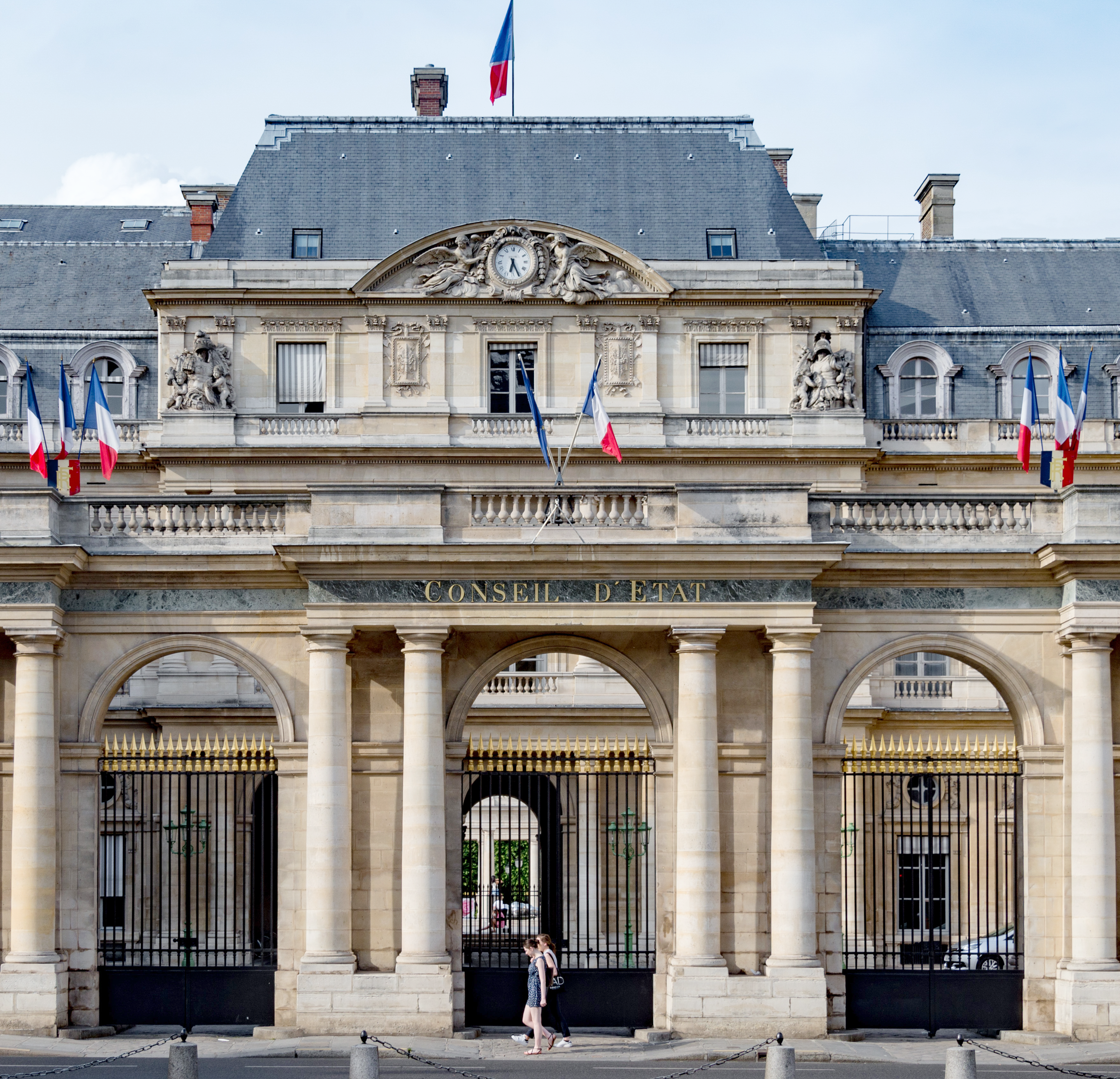 Façade néo-classique sud du Conseil d'État (Palais-Royal), sur la cour de l'horloge, refaite par Moreau-Desproux de 1763 à 1770