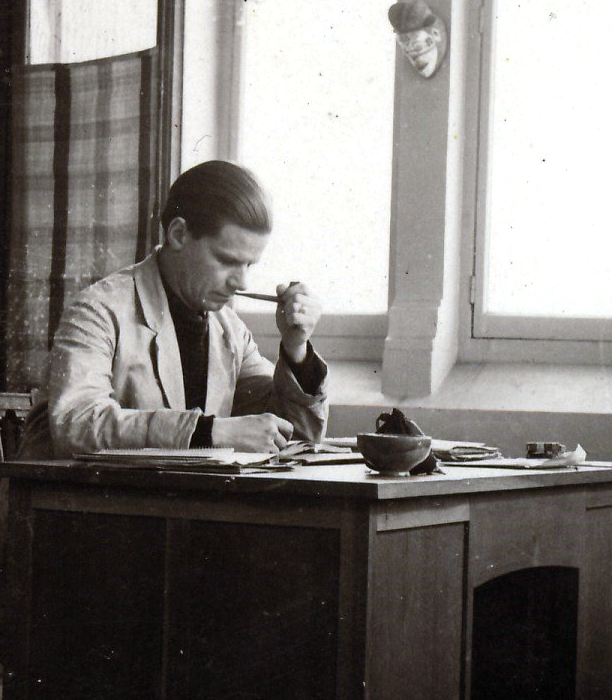 André Leroi-Gourhan à son bureau à Lyon (1951) 