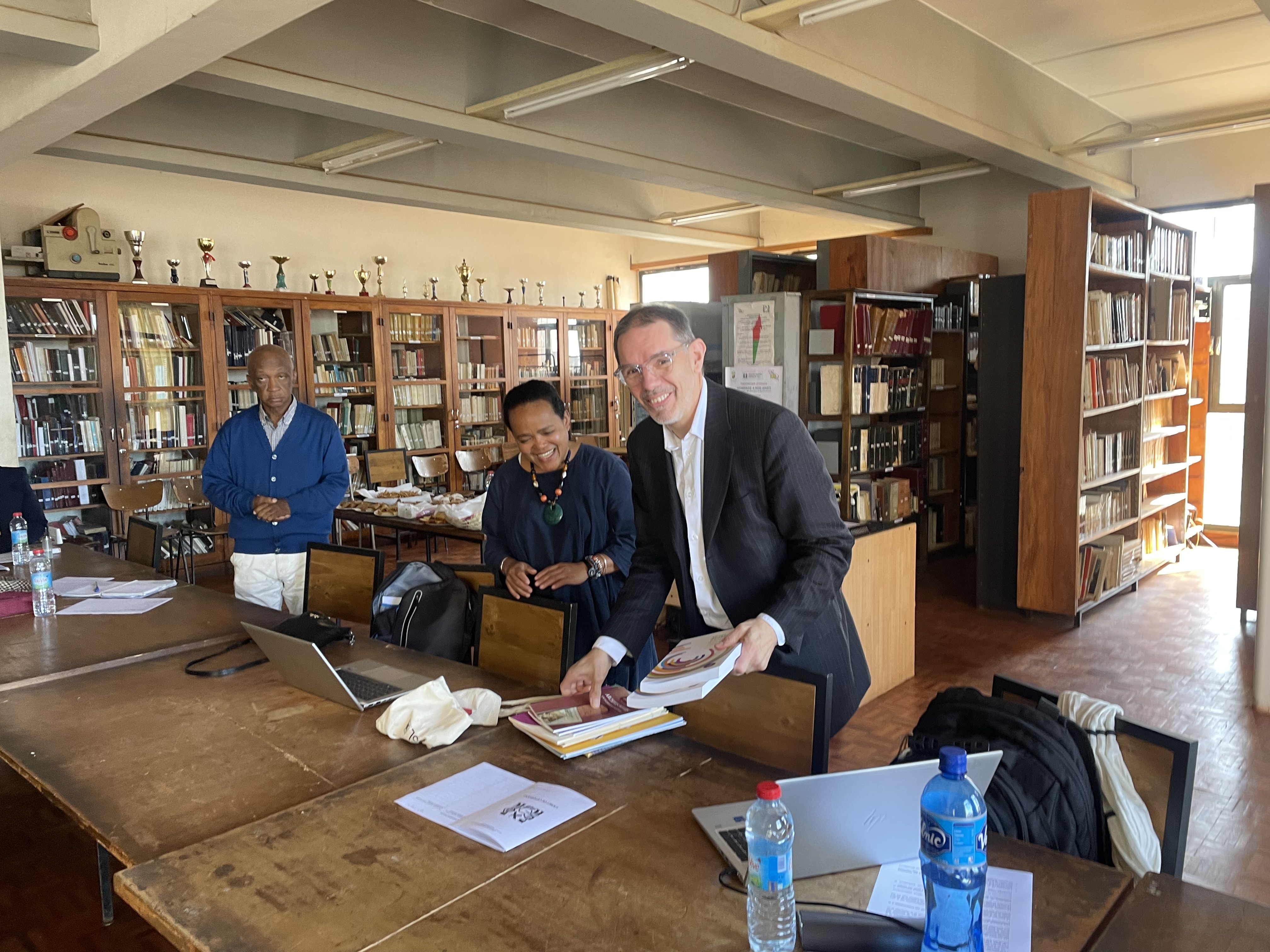 Image décorative : le professeur Édouard Vasseur remet à Helihanta Rajaonarison des ouvrages dédiés à l’archivistique offerts par l’École