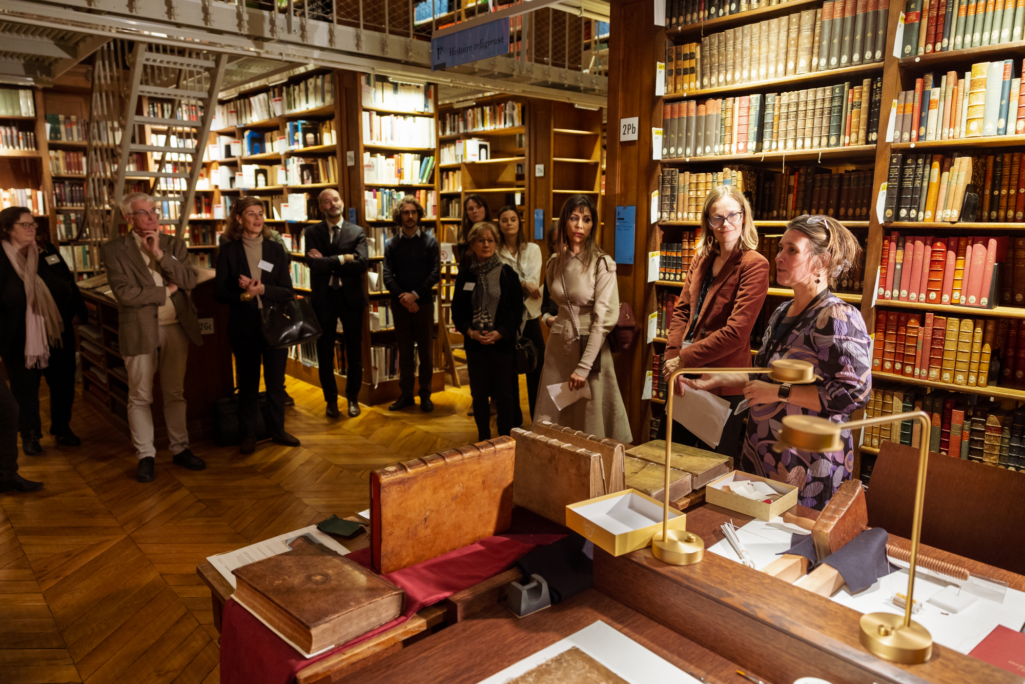 Image décorative : atelier de restauration d’ouvrages provenant des collections de la bibliothèque de l’École, lors de la soirée des mécènes le 19 novembre 2024 © Fondation de l’École nationale des chartes - PSL – cl. Frédéric Albert