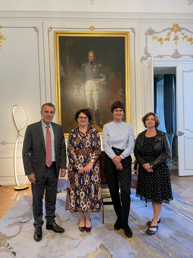 Image décorative : Monsieur l’Ambassadeur de France, Stéphane Crouzat, madame Michelle Bubenicek, directrice de l’École des chartes - PSL, madame Elsa Marguin-Hamon, directrice de la recherche et des relations internationales de l’École des chartes - PSL, et madame Stéphanie Legoupy, attachée de coopération scientifique