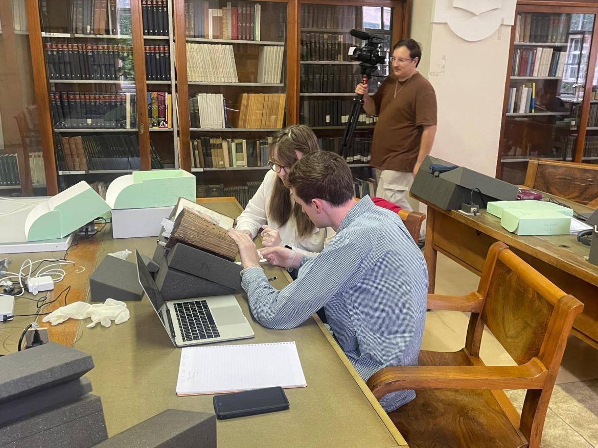 Image décorative : Les étudiants participent à un atelier sur les manuscrits du Klementinum